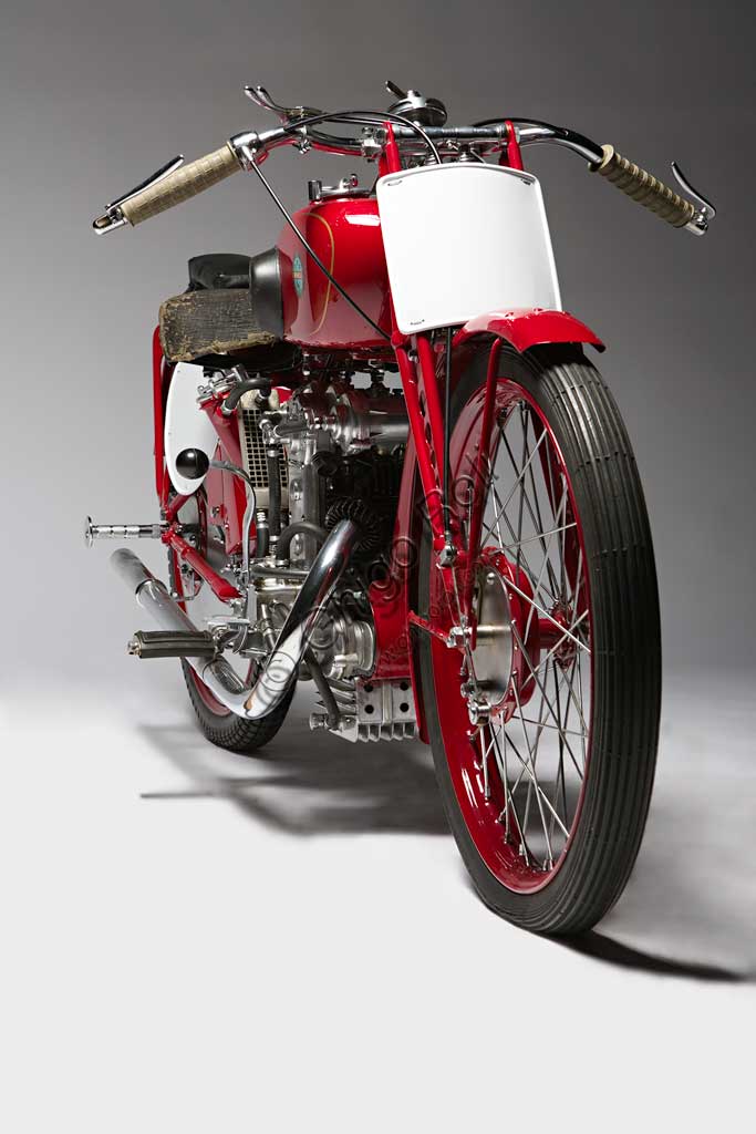 Moto d'epoca Benelli 175 Bialbero CorsaMarca: Benellimodello: 175 Bialbero Corsanazione: Italia - Pesaroanno: 1934condizioni: restauratacilindrata: 172,1 (alesaggio e corsa 62 x 57)motore: monocilindrico, a due alberi a cammes in testacambio: a  4 rapportiDopo aver prodotto le prime motoleggere turistiche, i Fratelli Benelli sentirono ben presto (già dal '27) l'esigenza di cimentarsi con le moto da corsa, dando così inizio ad una lunga stagione di successi. La 175 Bialbero Corsa, un'evoluzione della Gran Sport di serie, esordì nel '27 e, condotta da Tonino Benelli, vinse quasi tutte le gare più importanti di quell'anno aggiudicandosi il campionato italiano, oltre ad alcuni record mondiali. Raggiungeva i 150 km/h. Questo esemplare, dei soli sei o sette prodotti, appartenne al grande pilota pesarese Dorino Serafini, che fu campione italiano nel '33 e nel '36 (classe 500) e corse, con la Ferrari, la Mille Miglia del '50 e del '51.