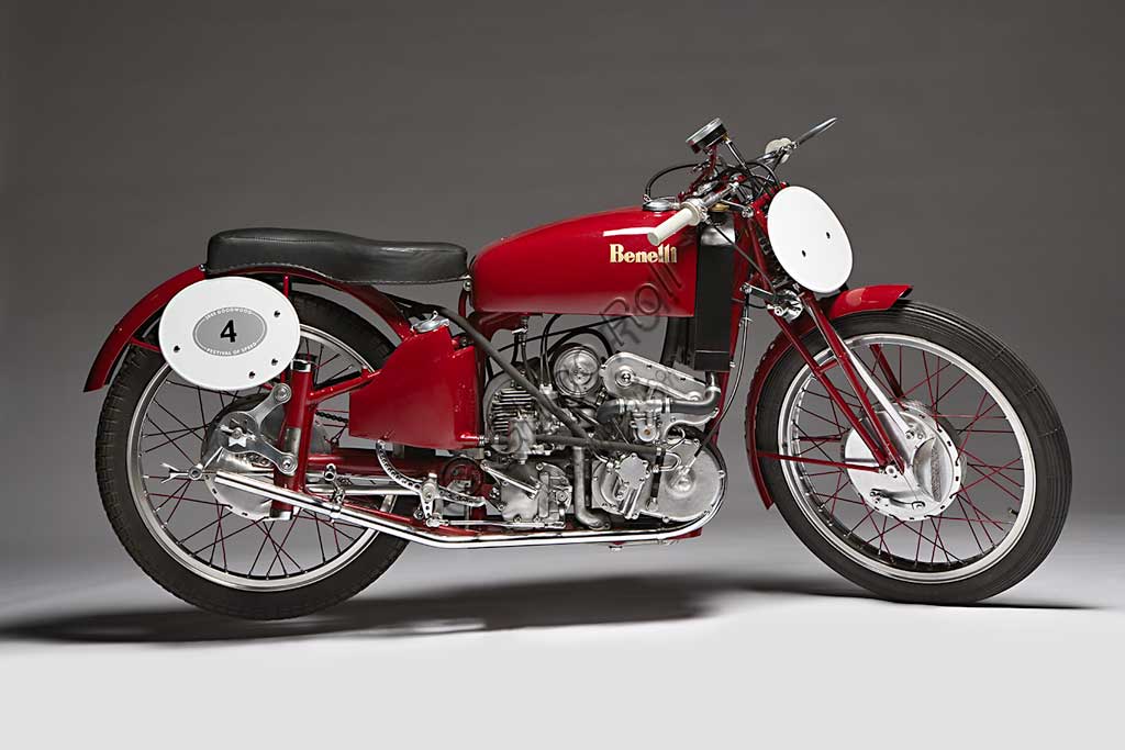 Moto d'epoca Benelli 250 Corsa 4 Cilindri con CompressoreMarca: Benellimodello: 250 Corsa 4 Cilindri con Compressorenazione: Italia - Pesaroanno: 1942condizioni: restauratacilindrata: 248,2 (alesaggio e corsa 41 x 47)motore: quattro cilindri con compressorecambio: in blocco a quattro rapportiAnche la forma del manubrio, che ricorda le corna di un toro, sembra voler sottolineare la potenza, realmente mostruosa per i tempi, di questa Benelli da competizione. Grazie a un compressore Cozette, azionato da ingranaggi innestati sul cambio, la 250 quattro cilindri sprigionava 55,2 Hp a 13.000 giri e, a dispetto della cilindrata di soli 250 cc, raggiungeva i 230 km/h. Concepita nel '39 fu prodotta in pochissimi esemplari di cui questo sembra l'unico superstite. A causa della guerra non partecipò a nessuna competizione e rimane uno degli esempi più alti delle capacità tecniche dell'industria motociclistica di quell'epoca.