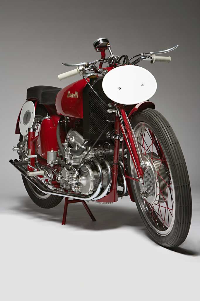 Moto d'epoca Benelli 250 Corsa 4 Cilindri con CompressoreMarca: Benellimodello: 250 Corsa 4 Cilindri con Compressorenazione: Italia - Pesaroanno: 1942condizioni: restauratacilindrata: 248,2 (alesaggio e corsa 41 x 47)motore: quattro cilindri con compressorecambio: in blocco a quattro rapportiAnche la forma del manubrio, che ricorda le corna di un toro, sembra voler sottolineare la potenza, realmente mostruosa per i tempi, di questa Benelli da competizione. Grazie a un compressore Cozette, azionato da ingranaggi innestati sul cambio, la 250 quattro cilindri sprigionava 55,2 Hp a 13.000 giri e, a dispetto della cilindrata di soli 250 cc, raggiungeva i 230 km/h. Concepita nel '39 fu prodotta in pochissimi esemplari di cui questo sembra l'unico superstite. A causa della guerra non partecipò a nessuna competizione e rimane uno degli esempi più alti delle capacità tecniche dell'industria motociclistica di quell'epoca.