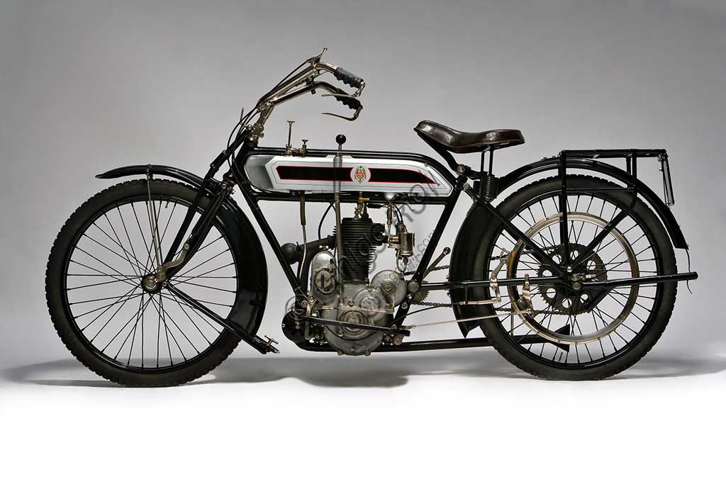 Moto d'epoca Bianchi C 75 A fabbrica: Bianchimodello: C 75 A fabbricata in: Italia - Milanoanno: 1914condizioni: restauratacilindrata: 498 cc (alesaggio e corsa: 72 x 112)motore: monocilindrico a valvole lateralicambio: a due rapporti Dopo i primi esperimenti motoristici di fine ottocento, effettuati su tricicli e quadricicli, Edoardo Bianchi fabbrica per anni biciclette e fornisce la ciclistica ad altri fabbricanti di moto. Nel 1913 progetta, in collaborazione con l'ingegner Adalberto Garelli, poi fondatore dell'omonima fabbrica di motociclette, questa C 75 A, che si può considerare la sua prima moto. Dall'anno succesivo, negli stabilimenti di viale Abruzzi, dà il via alla produzione di serie che porterà, negli anni venti, alla gloriosa stagione di vittorie culminata con le gesta di Tazio Nuolari. Di questa moto, con poche varianti, vennero forniti numerosi esemplari al Regio Esercito, che li impiegò nella Grande Guerra. Si poteva avere con trasmissione a catena o a cinghia, montava un doppio freno a cerchietto sulla ruota posteriore.