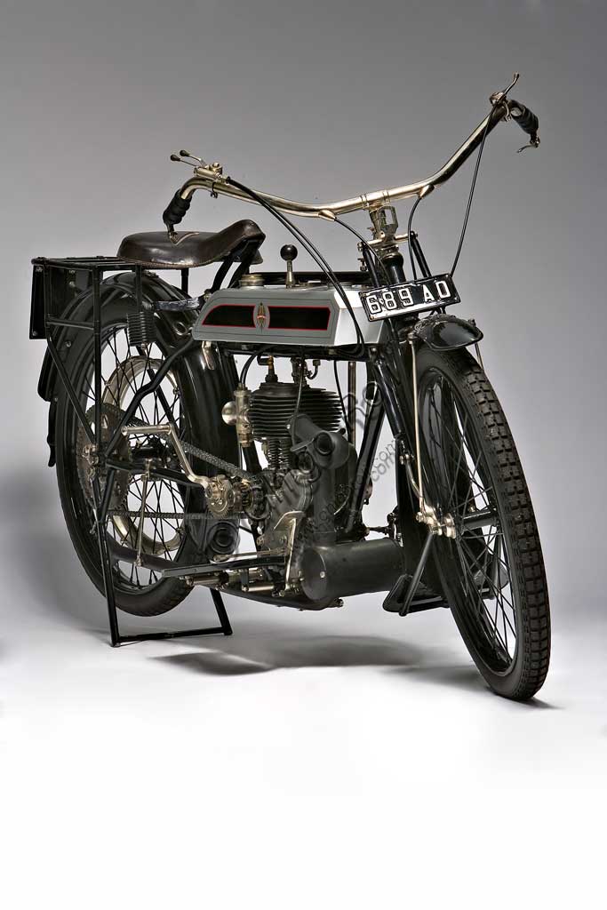 Moto d'epoca Bianchi C 75 A fabbrica: Bianchimodello: C 75 A fabbricata in: Italia - Milanoanno: 1914condizioni: restauratacilindrata: 498 cc (alesaggio e corsa: 72 x 112)motore: monocilindrico a valvole lateralicambio: a due rapporti Dopo i primi esperimenti motoristici di fine ottocento, effettuati su tricicli e quadricicli, Edoardo Bianchi fabbrica per anni biciclette e fornisce la ciclistica ad altri fabbricanti di moto. Nel 1913 progetta, in collaborazione con l'ingegner Adalberto Garelli, poi fondatore dell'omonima fabbrica di motociclette, questa C 75 A, che si può considerare la sua prima moto. Dall'anno succesivo, negli stabilimenti di viale Abruzzi, dà il via alla produzione di serie che porterà, negli anni venti, alla gloriosa stagione di vittorie culminata con le gesta di Tazio Nuolari. Di questa moto, con poche varianti, vennero forniti numerosi esemplari al Regio Esercito, che li impiegò nella Grande Guerra. Si poteva avere con trasmissione a catena o a cinghia, montava un doppio freno a cerchietto sulla ruota posteriore.