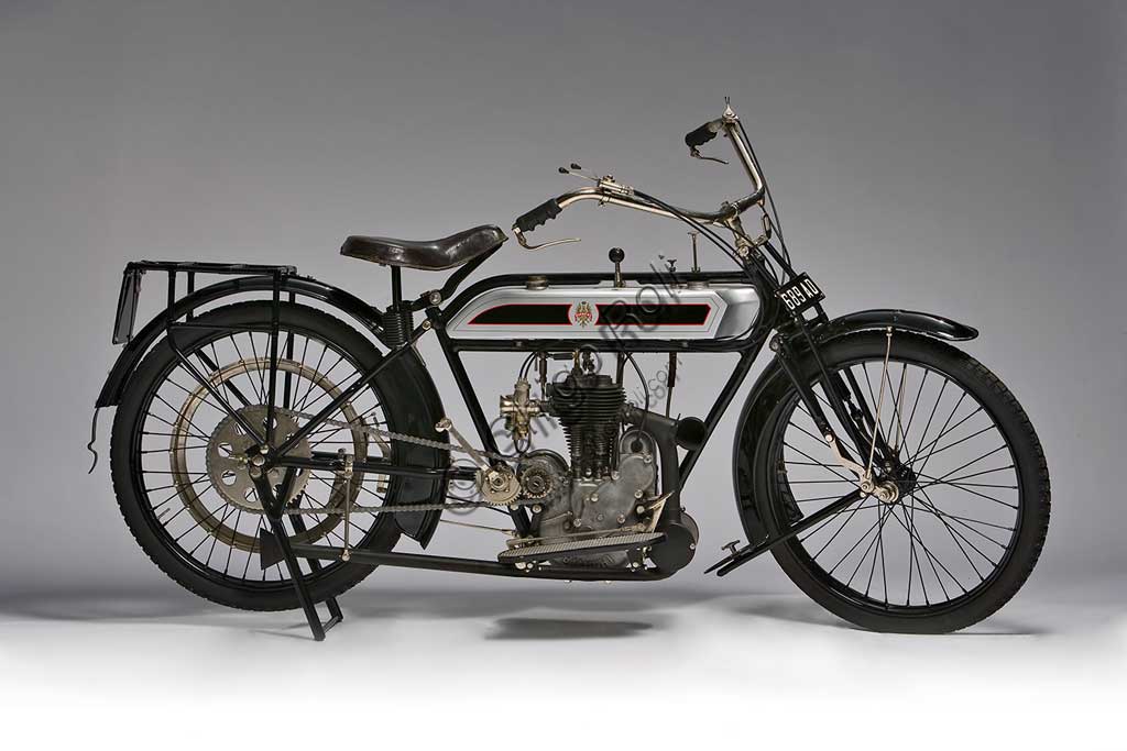 Moto d'epoca Bianchi C 75 A fabbrica: Bianchimodello: C 75 A fabbricata in: Italia - Milanoanno: 1914condizioni: restauratacilindrata: 498 cc (alesaggio e corsa: 72 x 112)motore: monocilindrico a valvole lateralicambio: a due rapporti Dopo i primi esperimenti motoristici di fine ottocento, effettuati su tricicli e quadricicli, Edoardo Bianchi fabbrica per anni biciclette e fornisce la ciclistica ad altri fabbricanti di moto. Nel 1913 progetta, in collaborazione con l'ingegner Adalberto Garelli, poi fondatore dell'omonima fabbrica di motociclette, questa C 75 A, che si può considerare la sua prima moto. Dall'anno succesivo, negli stabilimenti di viale Abruzzi, dà il via alla produzione di serie che porterà, negli anni venti, alla gloriosa stagione di vittorie culminata con le gesta di Tazio Nuolari. Di questa moto, con poche varianti, vennero forniti numerosi esemplari al Regio Esercito, che li impiegò nella Grande Guerra. Si poteva avere con trasmissione a catena o a cinghia, montava un doppio freno a cerchietto sulla ruota posteriore.