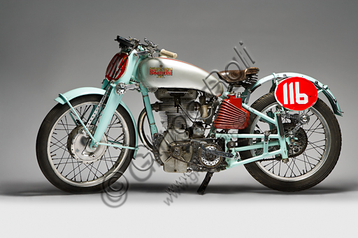 Moto d'epoca “Bianchi Freccia Azzurra 500 Corsa” .nazione: Italia - Milano. anno: 1939. condizioni: restaurata. cilindrata: 496 (alesaggio e corsa 82 x 94). motore: monocilindrico a quattro tempi. cambio: separato a quattro rapporti.  Edoardo Bianchi, classe 1865, orfano cresciuto dai "Martinitt" a Milano, fece tutte le tappe, nessuna esclusa, dal garzone apprendista fino al costruttore di automobili prestigiose. Costruì biciclette, tricicli a motore De Dion Bouton, introdusse in Italia le gomme pneumatiche inventate dalla Dunlop, costruì biciclette a motore e infine moto tra le più belle della produzione italiana. Il nome della Bianchi è legato per sempre alla gloriosa stagione agonistica degli anni '20, quando le sue motociclette lasciavano pochissimo spazio ai competitori. Le guidavano piloti come Alberto Ascari, Achille Varzi e Tazio Nuvolari. La Freccia Azzurra fu un progetto del geniale Mario Baldi e introdusse per prima la distribuzione bialbero in testa su una moto da corsa. L'esemplare riprodotto in queste pagine fu costruito solo in tre unità. Su uno di questi corse Alberto Ascari.