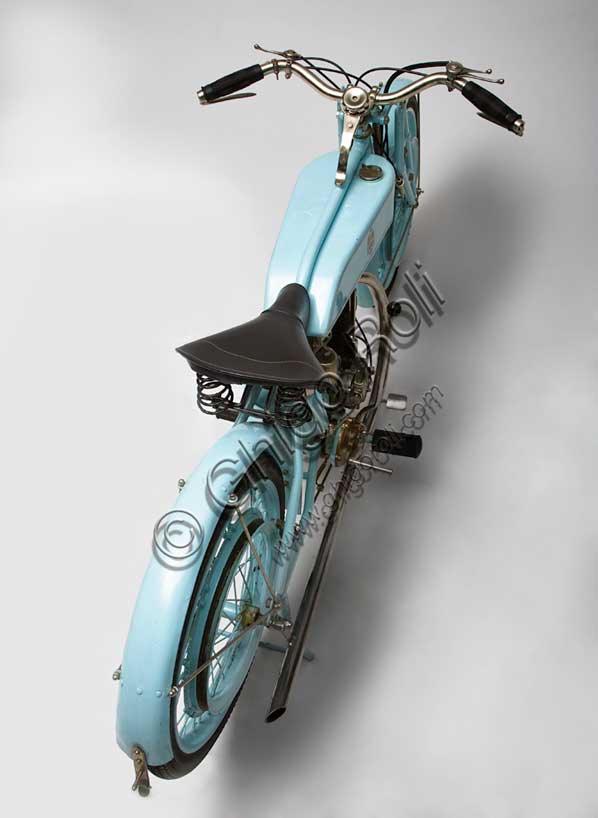 Moto d'epoca “Bianchi P 175”Marca: Bianchimodello: P 175nazione: Italia - Milanoanno: 1927 - 8condizioni: restauratacilindrata: 170,8 (alesaggio e corsa 57 x 67)motore: monocilindrico a valvole in testacambio: a due rapportiQuesta piccola 175, ancora poco più di una bicicletta nella ciclistica, ma già molto raffinata nella meccanica,  viene prodotta nella seconda metà degli anni '20.Sono gli anni d'oro della "Freccia Celeste". La 350, progettata da Mario Baldi, miete vittorie su vittorie, condotta da Varzi, Maffeis, Ghersi, Moretti, Arcangeli, Dall'olio e Saetti ma, sopratutto, da Tazio Nuvolari.