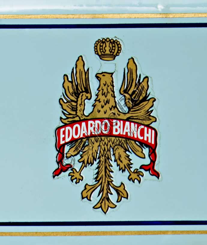 Moto d'epoca “Bianchi P 175”Marca: Bianchimodello: P 175nazione: Italia - Milanoanno: 1927 - 8condizioni: restauratacilindrata: 170,8 (alesaggio e corsa 57 x 67)motore: monocilindrico a valvole in testacambio: a due rapportiQuesta piccola 175, ancora poco più di una bicicletta nella ciclistica, ma già molto raffinata nella meccanica,  viene prodotta nella seconda metà degli anni '20.Sono gli anni d'oro della "Freccia Celeste". La 350, progettata da Mario Baldi, miete vittorie su vittorie, condotta da Varzi, Maffeis, Ghersi, Moretti, Arcangeli, Dall'olio e Saetti ma, sopratutto, da Tazio Nuvolari.