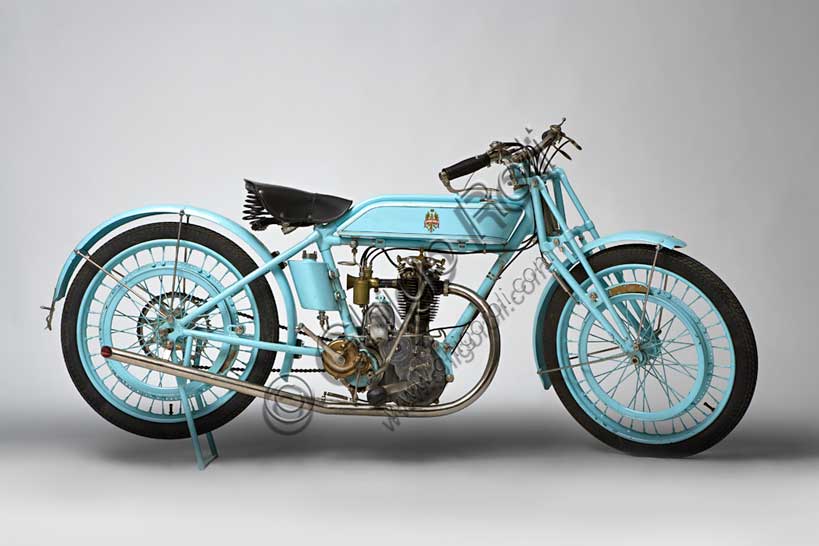 Moto d'epoca “Bianchi P 175”Marca: Bianchimodello: P 175nazione: Italia - Milanoanno: 1927 - 8condizioni: restauratacilindrata: 170,8 (alesaggio e corsa 57 x 67)motore: monocilindrico a valvole in testacambio: a due rapportiQuesta piccola 175, ancora poco più di una bicicletta nella ciclistica, ma già molto raffinata nella meccanica,  viene prodotta nella seconda metà degli anni '20.Sono gli anni d'oro della "Freccia Celeste". La 350, progettata da Mario Baldi, miete vittorie su vittorie, condotta da Varzi, Maffeis, Ghersi, Moretti, Arcangeli, Dall'olio e Saetti ma, sopratutto, da Tazio Nuvolari.