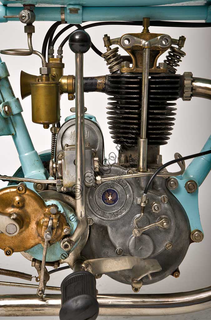 Moto d'epoca “Bianchi P 175”Marca: Bianchimodello: P 175nazione: Italia - Milanoanno: 1927 - 8condizioni: restauratacilindrata: 170,8 (alesaggio e corsa 57 x 67)motore: monocilindrico a valvole in testacambio: a due rapportiQuesta piccola 175, ancora poco più di una bicicletta nella ciclistica, ma già molto raffinata nella meccanica,  viene prodotta nella seconda metà degli anni '20.Sono gli anni d'oro della "Freccia Celeste". La 350, progettata da Mario Baldi, miete vittorie su vittorie, condotta da Varzi, Maffeis, Ghersi, Moretti, Arcangeli, Dall'olio e Saetti ma, sopratutto, da Tazio Nuvolari.