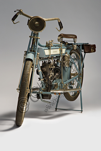 Moto d'epoca Clément, deux cylindres 3 Hp, Marca: Clément (Motosacoche)modello: deux cylindres 3 Hpnazione: Francia - Levallois-Perretanno: 1912 - 13condizioni: restauratacilindrata: 320 cc.motore: Clédiaber "L" bicilindrico a V di 45° a valvole laterali cambio:a due marce con comando a mano al serbatoiotrasmissione finale a catenaGustave Adolphe Clément fonda già nel 1878 una società per la produzione di biciclette. Nel 1891 comincia a fare fortuna commercializzando in Francia su licenza Dunlop una assoluta novità, le gomme pneumatiche. Associatosi nel 1896 con Gladiator comincia a costruire tricicli con motore De Dion-Bouton. Nel 1902 una bicilindrica firmata Clément vince la prima corsa in salita del Mont Ventoux. Nel 1904 scioglie questa società e forma la Clément-Bayard, con la quale produrrà anche automobili esportate in inghilterra col marchio Clément-Talbot. La motocicletta presentata in queste pagine, e commercializzata in Francia da Clément, fu in realtà prodotta a Ginevra dalla Motosacoche, con pochissime varianti rispetto al modello originale in catalogo.  