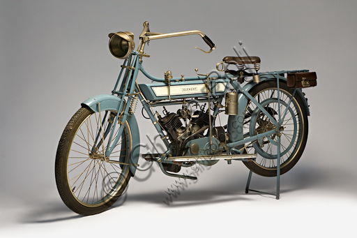 Moto d'epoca Clément, deux cylindres 3 Hp, Marca: Clément (Motosacoche)modello: deux cylindres 3 Hpnazione: Francia - Levallois-Perretanno: 1912 - 13condizioni: restauratacilindrata: 320 cc.motore: Clédiaber "L" bicilindrico a V di 45° a valvole laterali cambio:a due marce con comando a mano al serbatoiotrasmissione finale a catenaGustave Adolphe Clément fonda già nel 1878 una società per la produzione di biciclette. Nel 1891 comincia a fare fortuna commercializzando in Francia su licenza Dunlop una assoluta novità, le gomme pneumatiche. Associatosi nel 1896 con Gladiator comincia a costruire tricicli con motore De Dion-Bouton. Nel 1902 una bicilindrica firmata Clément vince la prima corsa in salita del Mont Ventoux. Nel 1904 scioglie questa società e forma la Clément-Bayard, con la quale produrrà anche automobili esportate in inghilterra col marchio Clément-Talbot. La motocicletta presentata in queste pagine, e commercializzata in Francia da Clément, fu in realtà prodotta a Ginevra dalla Motosacoche, con pochissime varianti rispetto al modello originale in catalogo.  