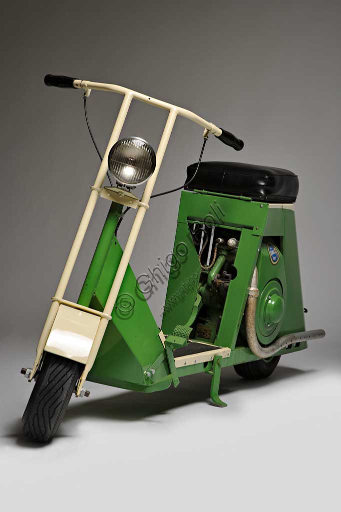 Moto d'epoca Cushman Auto-Glide. Scooter.Marca: Cushman Scooters Manufacturersmodello: Auto-Glide (Model 1)nazione: U.S.A. - Lincoln (Nebraska)anno: 1938condizioni: restauratocilindrata: 13,53 cubic inch (320 cc.)motore: monocilindrico a due tempicambio: a due rapportiAttiva già dal 1901 come fabbrica di motori, la Cushman Motor Works vide nel nascente mercato degli scooter, sul finire degli anni '30, una possibilità per vendere nuovi motori. Questo Auto-Glide, che raggiungeva i 50 km/h, è il suo primo e più raro modello a cui seguirono molti altri. Divenne ben presto il leader del mercato statunitense. 