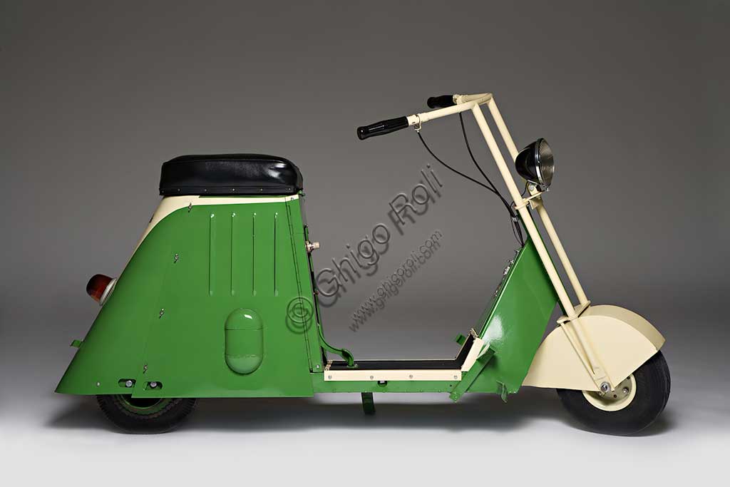 Moto d'epoca Cushman Auto-Glide. Scooter.Marca: Cushman Scooters Manufacturersmodello: Auto-Glide (Model 1)nazione: U.S.A. - Lincoln (Nebraska)anno: 1938condizioni: restauratocilindrata: 13,53 cubic inch (320 cc.)motore: monocilindrico a due tempicambio: a due rapportiAttiva già dal 1901 come fabbrica di motori, la Cushman Motor Works vide nel nascente mercato degli scooter, sul finire degli anni '30, una possibilità per vendere nuovi motori. Questo Auto-Glide, che raggiungeva i 50 km/h, è il suo primo e più raro modello a cui seguirono molti altri. Divenne ben presto il leader del mercato statunitense. 