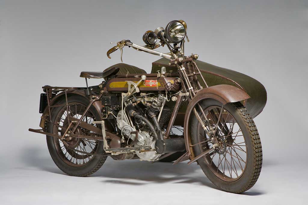 Moto d'epoca Condor Sidecar. Di fabbricazione elvetica, 1000 cc., anno 1924, raggiungeva i 120 Kmh. Montava un motore MAG della Motosacoche a valvole contrapposte. Serbatotio a due scomparti con dosatore regolabile della mandata olio. Cambio a tre marce. Freno a cerchietto sulla ruota posteriore. Stato: conservato. 