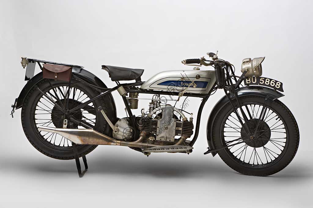 Moto d'epoca Douglas EW 350Marca: Douglasmodello: EW 350nazione: Regno Unito - Bristolanno: 1930condizioni: restauratacilindrata: 348 cc (alesaggio e corsa 60,8 x 60)motore: a due cilindri contrapposti in senso longitudinalea valvole laterali cambio: a tre rapportiLa Douglas Engineering Company fu fondata a Bristol dai fratelli William e Edward nel 1882 e, da semplice officina di fabbri, si tasformò presto in fonderia per iniziare, con l'avvento del nuovo secolo, a costruire motori. Dal primo prototipo del 1905 disegnato da Joseph Barter si passò ben presto a produrre il motore a due cilindri contrapposti in senso longitudinale che caratterizzò per tanti anni la produzione della Douglas.Fu una moto molto apprezzata per la quasi totale assenza di vibrazioni che il disegno del motore boxer garantiva. La Douglas cessò l'attività nel 1957.