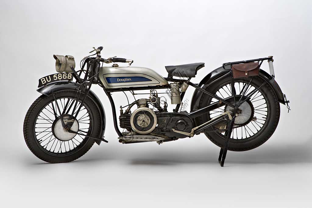 Moto d'epoca Douglas EW 350Marca: Douglasmodello: EW 350nazione: Regno Unito - Bristolanno: 1930condizioni: restauratacilindrata: 348 cc (alesaggio e corsa 60,8 x 60)motore: a due cilindri contrapposti in senso longitudinalea valvole laterali cambio: a tre rapportiLa Douglas Engineering Company fu fondata a Bristol dai fratelli William e Edward nel 1882 e, da semplice officina di fabbri, si tasformò presto in fonderia per iniziare, con l'avvento del nuovo secolo, a costruire motori. Dal primo prototipo del 1905 disegnato da Joseph Barter si passò ben presto a produrre il motore a due cilindri contrapposti in senso longitudinale che caratterizzò per tanti anni la produzione della Douglas.Fu una moto molto apprezzata per la quasi totale assenza di vibrazioni che il disegno del motore boxer garantiva. La Douglas cessò l'attività nel 1957.