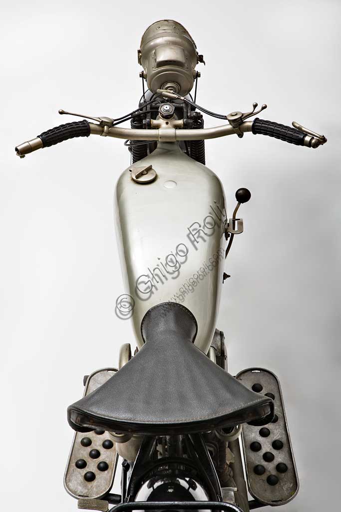 Moto d'epoca Douglas EW 350Marca: Douglasmodello: EW 350nazione: Regno Unito - Bristolanno: 1930condizioni: restauratacilindrata: 348 cc (alesaggio e corsa 60,8 x 60)motore: a due cilindri contrapposti in senso longitudinalea valvole laterali cambio: a tre rapportiLa Douglas Engineering Company fu fondata a Bristol dai fratelli William e Edward nel 1882 e, da semplice officina di fabbri, si tasformò presto in fonderia per iniziare, con l'avvento del nuovo secolo, a costruire motori. Dal primo prototipo del 1905 disegnato da Joseph Barter si passò ben presto a produrre il motore a due cilindri contrapposti in senso longitudinale che caratterizzò per tanti anni la produzione della Douglas.Fu una moto molto apprezzata per la quasi totale assenza di vibrazioni che il disegno del motore boxer garantiva. La Douglas cessò l'attività nel 1957.