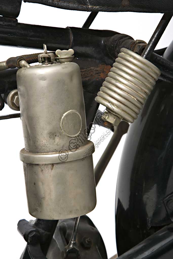 Moto d'epoca Douglas EW 350Marca: Douglasmodello: EW 350nazione: Regno Unito - Bristolanno: 1930condizioni: restauratacilindrata: 348 cc (alesaggio e corsa 60,8 x 60)motore: a due cilindri contrapposti in senso longitudinalea valvole laterali cambio: a tre rapportiLa Douglas Engineering Company fu fondata a Bristol dai fratelli William e Edward nel 1882 e, da semplice officina di fabbri, si tasformò presto in fonderia per iniziare, con l'avvento del nuovo secolo, a costruire motori. Dal primo prototipo del 1905 disegnato da Joseph Barter si passò ben presto a produrre il motore a due cilindri contrapposti in senso longitudinale che caratterizzò per tanti anni la produzione della Douglas.Fu una moto molto apprezzata per la quasi totale assenza di vibrazioni che il disegno del motore boxer garantiva. La Douglas cessò l'attività nel 1957.