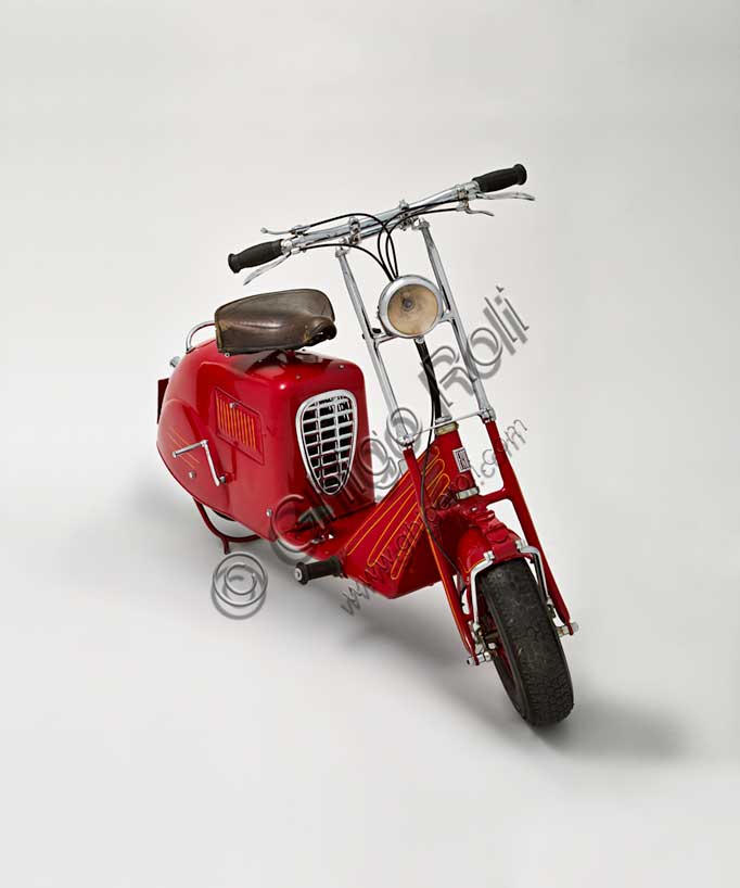 Vintage motorcycle “Fiat Scooter Prototipo”Brand: Fiatmodel: Scooter Prototipocountry: Italy - Turinyear: 1938condition: restoreddisplacement: 98engine: Sachs two-strokegearbox: two-speedMany automotive, aeronautical or armaments industries turned their attention to the motorcycle when, in the post-war period, with the collapse of military orders, their very survival depended on it.Fiat, on the other hand, soon sensed the great development potential of that new type of vehicle that was spreading very rapidly in America, the scooter (or motopattino as the autarchic dictate wanted), and in 1938, at a time of great vigor for the Italian economy, Count Giancarlo di Camerana, Fiat vice-president, commissioned Vittorio Calosso to design a scooter modeled after the American ones. However, we have no other news of its development. With the entry into the war the project was abandoned and never resumed. This prototype 