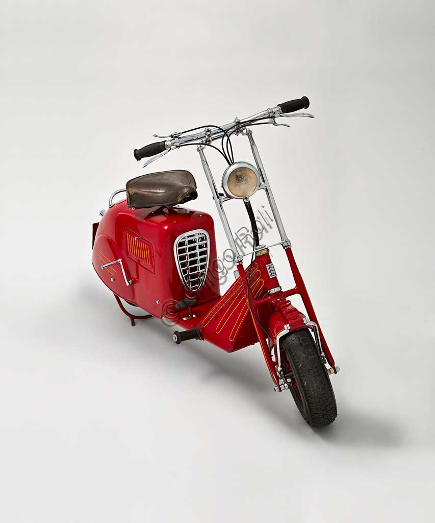 Moto d'epoca Fiat Scooter PrototipoMarca: Fiatmodello: Scooter Prototiponazione: Italia - Torinoanno: 1938condizioni: restauratocilindrata: 98motore: Sachs due tempicambio: a due rapportiMolte industrie automobilistiche, aeronautiche o legate agli armamenti, rivolsero la loro attenzione alla motocicletta quando, nel secondo dopoguerra, con il crollo delle commesse militari, ne andava della loro stessa sopravvivenza. La Fiat invece, intuì presto le grandi potenzialità di sviluppo di quel nuovo tipo di veicolo che si stava diffondendo molto rapidamente in America, lo scooter (o motopàttino come voleva il dettato autarchico),  e nel 1938, in un momento di grande vigore dell'economia italiana, il Conte Giancarlo di Camerana, vicepresidente Fiat, incaricò Vittorio Calosso di progettare uno scooter prendendo a modello quelli americani. Non abbiamo però altre notizie del suo sviluppo. Con l'entrata in guerra il progetto fu abbandonato e mai più ripreso. Rimane questo prototipo, unico al mondo.