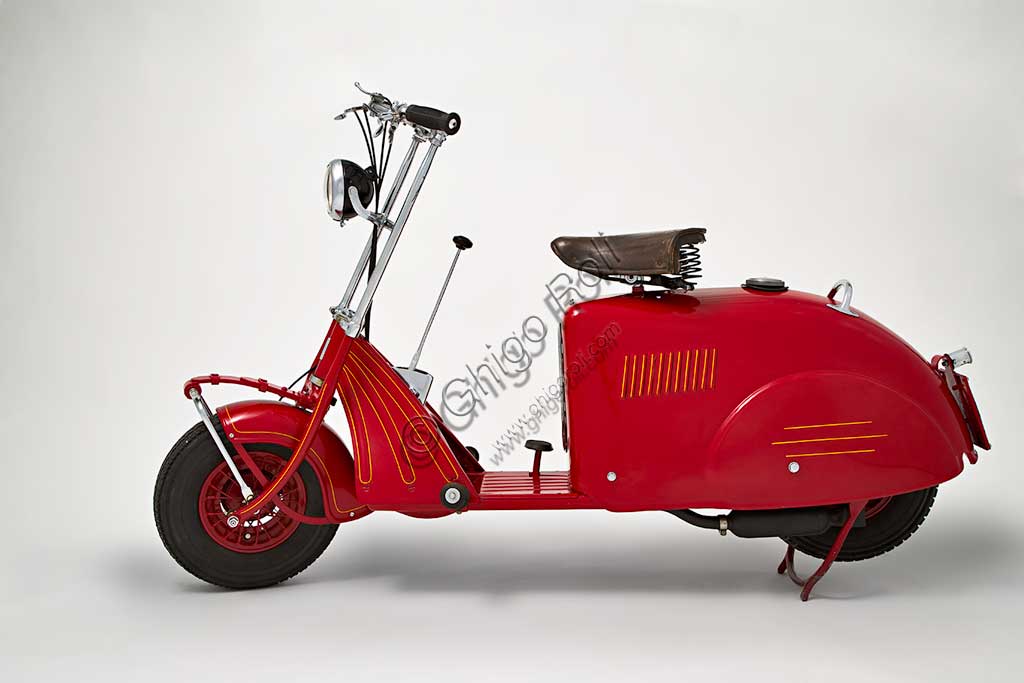 Moto d'epoca Fiat Scooter PrototipoMarca: Fiatmodello: Scooter Prototiponazione: Italia - Torinoanno: 1938condizioni: restauratocilindrata: 98motore: Sachs due tempicambio: a due rapportiMolte industrie automobilistiche, aeronautiche o legate agli armamenti, rivolsero la loro attenzione alla motocicletta quando, nel secondo dopoguerra, con il crollo delle commesse militari, ne andava della loro stessa sopravvivenza. La Fiat invece, intuì presto le grandi potenzialità di sviluppo di quel nuovo tipo di veicolo che si stava diffondendo molto rapidamente in America, lo scooter (o motopàttino come voleva il dettato autarchico),  e nel 1938, in un momento di grande vigore dell'economia italiana, il Conte Giancarlo di Camerana, vicepresidente Fiat, incaricò Vittorio Calosso di progettare uno scooter prendendo a modello quelli americani. Non abbiamo però altre notizie del suo sviluppo. Con l'entrata in guerra il progetto fu abbandonato e mai più ripreso. Rimane questo prototipo, unico al mondo.