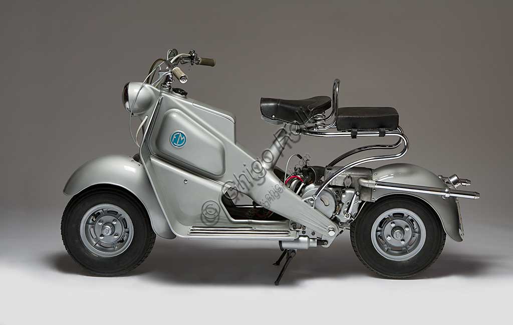 Moto d'epoca FM Scooter.Marca: F.M. Fratelli Moltenimodello: Scooternazione: Italia - Milanoanno: 1950condizioni: restauratocilindrata: 125 cc.motore: monocilindrico a due tempicambio: al manubrio a tre rapportiQuesto scooter milanese dalle soluzioni tecniche raffinatissime fu prodotto solo dal '50 al '52 e in pochi esemplari; forse era troppo avanti per piacere, forse costava troppo.Ha un bellissimo telaio-scocca in fusione d'alluminio che comprende, in un unico pezzo,  fanale, serbatoio, vano portaoggetti, cannotto della sella e forcellone sdoppiato con attacchi per il motore e le sospensioni posteriori.Anche la marmitta è un piccolo capolavoro di design industriale, degna forse più di una moto importante che di uno scooter: ha camera di espansione alettata in fusione di alluminio e doppio tubo di scarico cromato.