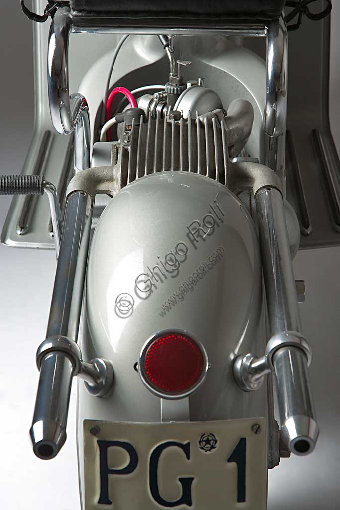 Moto d'epoca FM Scooter.Marca: F.M. Fratelli Moltenimodello: Scooternazione: Italia - Milanoanno: 1950condizioni: restauratocilindrata: 125 cc.motore: monocilindrico a due tempicambio: al manubrio a tre rapportiQuesto scooter milanese dalle soluzioni tecniche raffinatissime fu prodotto solo dal '50 al '52 e in pochi esemplari; forse era troppo avanti per piacere, forse costava troppo.Ha un bellissimo telaio-scocca in fusione d'alluminio che comprende, in un unico pezzo,  fanale, serbatoio, vano portaoggetti, cannotto della sella e forcellone sdoppiato con attacchi per il motore e le sospensioni posteriori.Anche la marmitta è un piccolo capolavoro di design industriale, degna forse più di una moto importante che di uno scooter: ha camera di espansione alettata in fusione di alluminio e doppio tubo di scarico cromato.