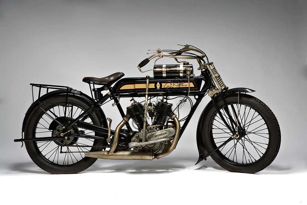 Moto d'epoca Frera 8/10 Hpfabbrica: Freramodello: S 8/10 Hp 1140fabbricata in: Italia - Milano, Tradateanno di costruzione: 1921condizioni: restauratacilindrata: 1135 cc (alesaggio e corsa: 85 x 100)motore: bicilindrico a V di 42° a valvole lateralicambio:a mano a quattro rapportiLa Frera è senza dubbio la prima e più importante fabbrica di motociclette in Italia prima degli anni '30. Fino a quel momento, che vedrà l'affermazione e il predominio di Moto Guzzi e Gilera, l'azienda creata da Corrado Frera non ha rivali alla sua altezza nello sport come nel mercato. Questa 8/10 Hp è un modello di punta per cilindrata ed eleganza. Monta due freni sulla ruota posteriore, uno ad espansione e uno a nastro, ha forcella brevettata a parallelogramma con due molle compensate e serbatoio supplementare di benzina montato sopra al principale.  Nel 1921, anno di produzione di questo esemplare, la Frera vince il Gran Premio d'Italia con Primo Moretti nella categoria 750, oltre a un primo posto al circuito del Lario nella 750 con Fiaccadori,  e a un secondo nella 500 con Mario Acerboni.