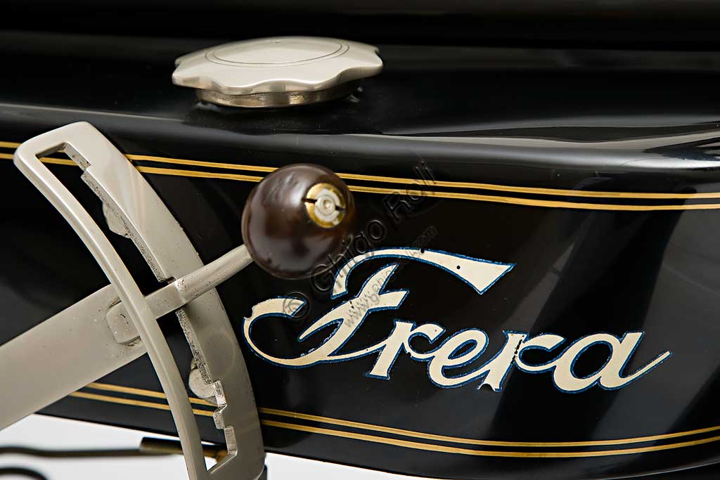 Moto d'epoca Frera SK 350 Sport. Marchio.Marca: Freramodello: SK 350 Sportnazione: Italia - Milano, Tradateanno: 1925condizioni: restauratacilindrata: 348,2 cc (alesaggio e corsa 71 x 88)motore: monocilindrico a valvole lateralicambio: a tre rapportiNella produzione  Frera  i modelli SK si collocano tra i più tranquilli Turismo e i modelli SK Super Sport a valvole in testa. Vengono utilizzati anche nelle corse arrivando spesso nei primi posti. Veniva venduta normalmente senza fanale ma il tipo Sport qui illustrato, con freni anteriore e posteriore a cerchietto, monta un raro impianto di illuminazione a gas, fornito come accessorio a parte, la cui bombola è montata sullo stelo anteriore destro della forcella, mentre su quello sinistro si nota la pompa per gonfiare le gomme.