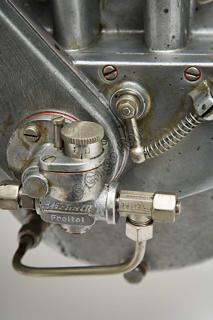 Moto d'epoca Frera SK 350 SportMarca: Freramodello: SK 350 Sportnazione: Italia - Milano, Tradateanno: 1925condizioni: restauratacilindrata: 348,2 cc (alesaggio e corsa 71 x 88)motore: monocilindrico a valvole lateralicambio: a tre rapportiNella produzione  Frera  i modelli SK si collocano tra i più tranquilli Turismo e i modelli SK Super Sport a valvole in testa. Vengono utilizzati anche nelle corse arrivando spesso nei primi posti. Veniva venduta normalmente senza fanale ma il tipo Sport qui illustrato, con freni anteriore e posteriore a cerchietto, monta un raro impianto di illuminazione a gas, fornito come accessorio a parte, la cui bombola è montata sullo stelo anteriore destro della forcella, mentre su quello sinistro si nota la pompa per gonfiare le gomme.