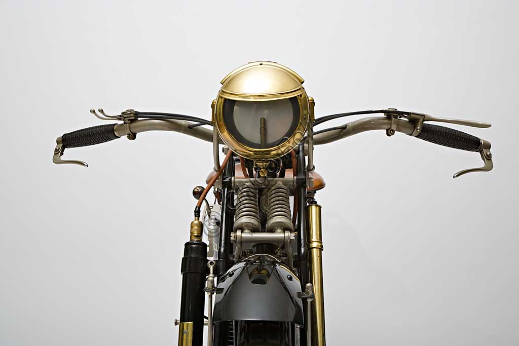 Moto d'epoca Frera SK 350 SportMarca: Freramodello: SK 350 Sportnazione: Italia - Milano, Tradateanno: 1925condizioni: restauratacilindrata: 348,2 cc (alesaggio e corsa 71 x 88)motore: monocilindrico a valvole lateralicambio: a tre rapportiNella produzione  Frera  i modelli SK si collocano tra i più tranquilli Turismo e i modelli SK Super Sport a valvole in testa. Vengono utilizzati anche nelle corse arrivando spesso nei primi posti. Veniva venduta normalmente senza fanale ma il tipo Sport qui illustrato, con freni anteriore e posteriore a cerchietto, monta un raro impianto di illuminazione a gas, fornito come accessorio a parte, la cui bombola è montata sullo stelo anteriore destro della forcella, mentre su quello sinistro si nota la pompa per gonfiare le gomme.