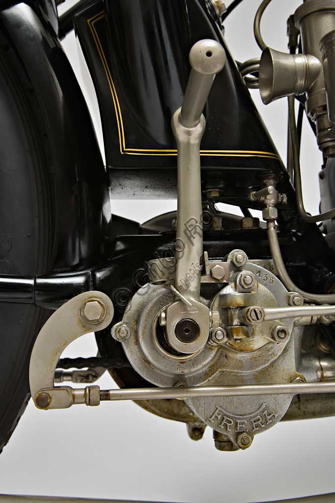 Moto d'epoca Frera SK 350Marca: Freramodello: Sk 350nazione: Italia - Milano, Tradateanno: 1928condizioni: restauratacilindrata: 348,2 (alesaggio e corsa 71 x 88)motore: monocilindrico a valvole lateralicambio: a tre rapportiCorrado Frera, nasce, e non sembra un caso, in Germania a Kreuznach, patria di industrie ottiche e meccaniche di precisione, nel 1859. Trasferitosi a Milano, nel 1902 assembla già motociclette con telai e motori di fabbricazione estera. Nel 1903, a Tradate, crea il primo stabilimento per fabbricare biciclette. Nasce così la Corrado Frera & C. che in pochi anni lancia modelli interamente suoi. In seguito diventa la prima e più importante fabbrica di motociclette in Italia per quasi vent'anni. Nel 1922 dichiara una produzione di 3000 unità. Sul finire degli anni venti, per la crisi del mercato e la forte concorrenza della Guzzi, entra in crisi. Dopo una prima battuta d'arresto nel '33 che vede alcune modifiche societarie, la Frera, nel '36 chiude definitivamente.