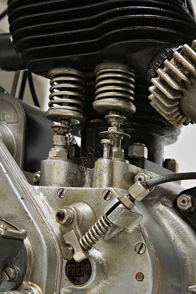 Moto d'epoca Frera SK 350Marca: Freramodello: Sk 350nazione: Italia - Milano, Tradateanno: 1928condizioni: restauratacilindrata: 348,2 (alesaggio e corsa 71 x 88)motore: monocilindrico a valvole lateralicambio: a tre rapportiCorrado Frera, nasce, e non sembra un caso, in Germania a Kreuznach, patria di industrie ottiche e meccaniche di precisione, nel 1859. Trasferitosi a Milano, nel 1902 assembla già motociclette con telai e motori di fabbricazione estera. Nel 1903, a Tradate, crea il primo stabilimento per fabbricare biciclette. Nasce così la Corrado Frera & C. che in pochi anni lancia modelli interamente suoi. In seguito diventa la prima e più importante fabbrica di motociclette in Italia per quasi vent'anni. Nel 1922 dichiara una produzione di 3000 unità. Sul finire degli anni venti, per la crisi del mercato e la forte concorrenza della Guzzi, entra in crisi. Dopo una prima battuta d'arresto nel '33 che vede alcune modifiche societarie, la Frera, nel '36 chiude definitivamente.