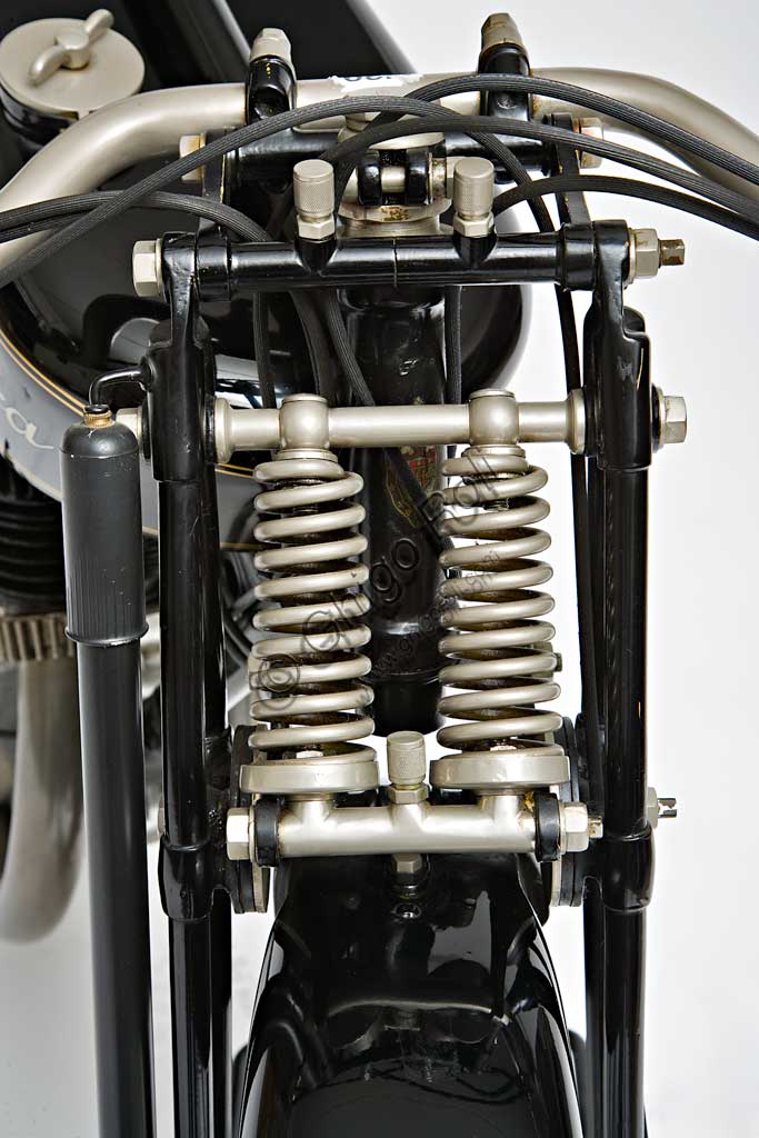 Moto d'epoca Frera SK 350Marca: Freramodello: Sk 350nazione: Italia - Milano, Tradateanno: 1928condizioni: restauratacilindrata: 348,2 (alesaggio e corsa 71 x 88)motore: monocilindrico a valvole lateralicambio: a tre rapportiCorrado Frera, nasce, e non sembra un caso, in Germania a Kreuznach, patria di industrie ottiche e meccaniche di precisione, nel 1859. Trasferitosi a Milano, nel 1902 assembla già motociclette con telai e motori di fabbricazione estera. Nel 1903, a Tradate, crea il primo stabilimento per fabbricare biciclette. Nasce così la Corrado Frera & C. che in pochi anni lancia modelli interamente suoi. In seguito diventa la prima e più importante fabbrica di motociclette in Italia per quasi vent'anni. Nel 1922 dichiara una produzione di 3000 unità. Sul finire degli anni venti, per la crisi del mercato e la forte concorrenza della Guzzi, entra in crisi. Dopo una prima battuta d'arresto nel '33 che vede alcune modifiche societarie, la Frera, nel '36 chiude definitivamente.