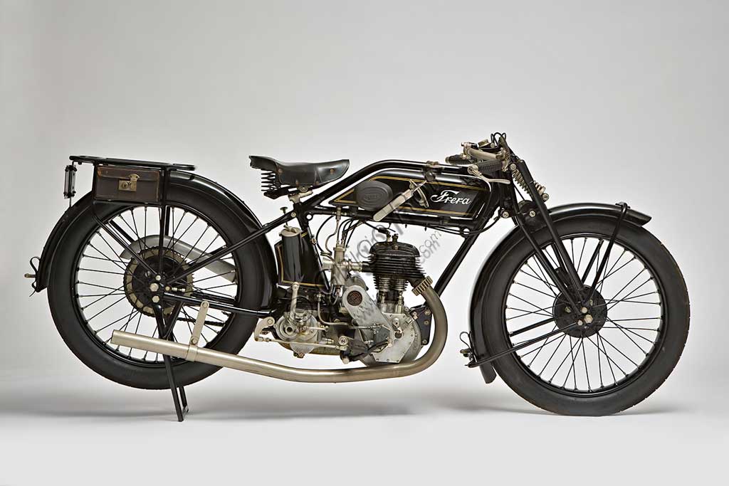 Moto d'epoca Frera SK 350Marca: Freramodello: Sk 350nazione: Italia - Milano, Tradateanno: 1928condizioni: restauratacilindrata: 348,2 (alesaggio e corsa 71 x 88)motore: monocilindrico a valvole lateralicambio: a tre rapportiCorrado Frera, nasce, e non sembra un caso, in Germania a Kreuznach, patria di industrie ottiche e meccaniche di precisione, nel 1859. Trasferitosi a Milano, nel 1902 assembla già motociclette con telai e motori di fabbricazione estera. Nel 1903, a Tradate, crea il primo stabilimento per fabbricare biciclette. Nasce così la Corrado Frera & C. che in pochi anni lancia modelli interamente suoi. In seguito diventa la prima e più importante fabbrica di motociclette in Italia per quasi vent'anni. Nel 1922 dichiara una produzione di 3000 unità. Sul finire degli anni venti, per la crisi del mercato e la forte concorrenza della Guzzi, entra in crisi. Dopo una prima battuta d'arresto nel '33 che vede alcune modifiche societarie, la Frera, nel '36 chiude definitivamente.