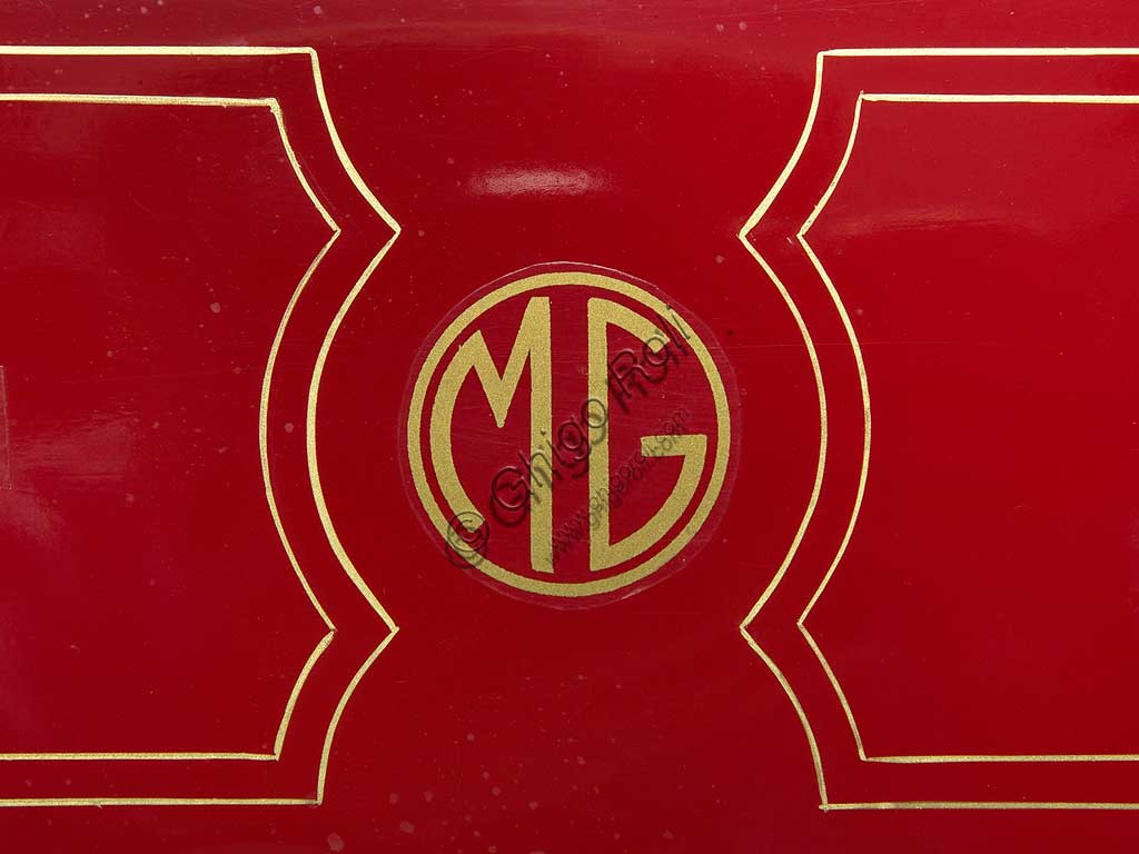 Moto d'epoca Galloni 750 SS. Marchio.fabbrica: MG - Moto Gallonimodello: 750 SS fabbricata in: Italia - Borgomaneroanno di costruzione: 1920-21condizioni: restauratacilindrata: 744 cc (alesaggio e corsa: 76 x 82)motore: bicilindrico a V, a valvole lateralicambio:a mano a tre rapportiAlberto Galloni, titolare della MG di Borgomanero, costruisce la sua prima moto da corsa nel 1919. In sella a questa bicilindrica il pilota Miro Maffeis si aggiudica alcuni record mondiali. L'anno successivo inizia la produzione di serie con una due tempi ed una 500 quattro tempi bicilindrica. La fabbrica rimarrà attiva fino al 1932, creando una decina di modelli, alcuni dei quali  raccolsero diversi successi in campo sportivo con i piloti Augusto Rava e Alfredo Panella. L'esemplare qui mostrato divide con un'altra moto simile di 500 cc, l'onore di essere l'unica superstite nota di tutta la produzione. Elegante nelle forme e nelle soluzioni tecniche, ha cilindri e teste nichelati, tappi delle teste interamente alettati, serbatoio a due scomparti con dosatore regolabile, forcella elastica brevettata a due molle in compressione. Monta un freno a tamburo sulla ruota posteriore.