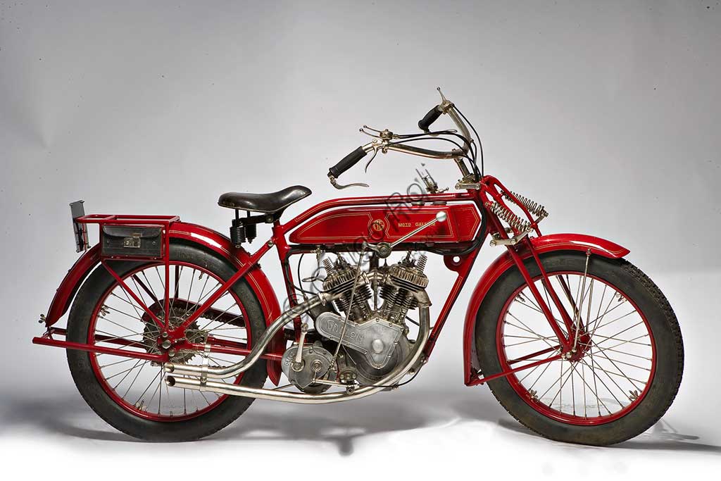 Moto d'epoca Galloni 750 SSfabbrica: MG - Moto Gallonimodello: 750 SS fabbricata in: Italia - Borgomaneroanno di costruzione: 1920-21condizioni: restauratacilindrata: 744 cc (alesaggio e corsa: 76 x 82)motore: bicilindrico a V, a valvole lateralicambio:a mano a tre rapportiAlberto Galloni, titolare della MG di Borgomanero, costruisce la sua prima moto da corsa nel 1919. In sella a questa bicilindrica il pilota Miro Maffeis si aggiudica alcuni record mondiali. L'anno successivo inizia la produzione di serie con una due tempi ed una 500 quattro tempi bicilindrica. La fabbrica rimarrà attiva fino al 1932, creando una decina di modelli, alcuni dei quali  raccolsero diversi successi in campo sportivo con i piloti Augusto Rava e Alfredo Panella. L'esemplare qui mostrato divide con un'altra moto simile di 500 cc, l'onore di essere l'unica superstite nota di tutta la produzione. Elegante nelle forme e nelle soluzioni tecniche, ha cilindri e teste nichelati, tappi delle teste interamente alettati, serbatoio a due scomparti con dosatore regolabile, forcella elastica brevettata a due molle in compressione. Monta un freno a tamburo sulla ruota posteriore.