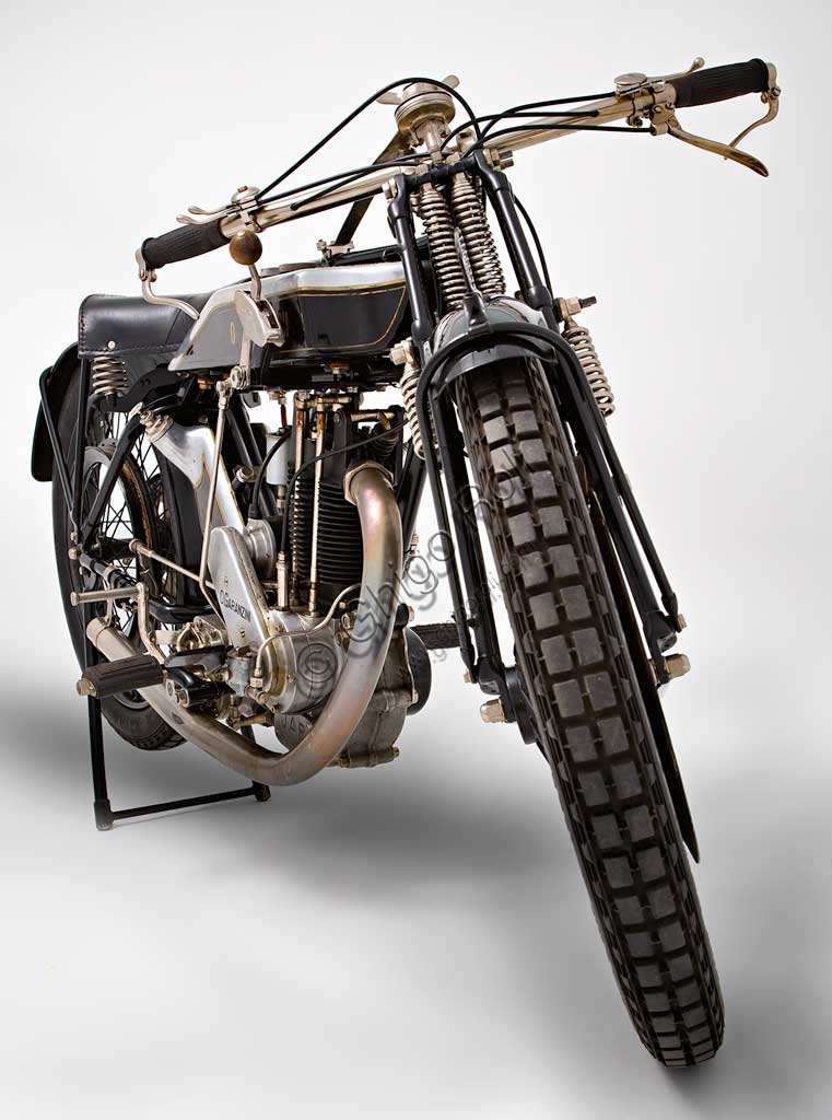 Moto d'epoca Garanzini 350 HP 3Marca: Oreste Garanzinimodello: HP 3 - 350nazione: Italia - Milanoanno: 1925condizioni: restauratacilindrata: 346 cc (alesaggio e corsa 70 x 90)motore: monocilindrico Japcambio: Sturmey e Archer  a tre rapportiOreste Garanzini, milanese, fu pilota di valore oltre che tecnico valente. Nel 1921 vinse il Campionato Italiano classe 350 in sella all'inglese Verus. Nel 1922 diede vita alla sua casa: la Jap - Garanzini, che poi diverrà solo Oreste Garanzini.Produsse motociclette raffinatissime fino al 1931, quando cessò l'attività per dedicarsi al commercio di autovetture.Questo bellissimo esemplare rivela nei dettagli la cura costruttiva: serbatoi della benzina e dell'olio in fusione di alluminio, freni a cerchietto su entrambe le ruote, pompa dell'olio con dosatore a vista, forcella brevettata a parallelogramma con doppia molla in compressione e doppia molla in estensione.