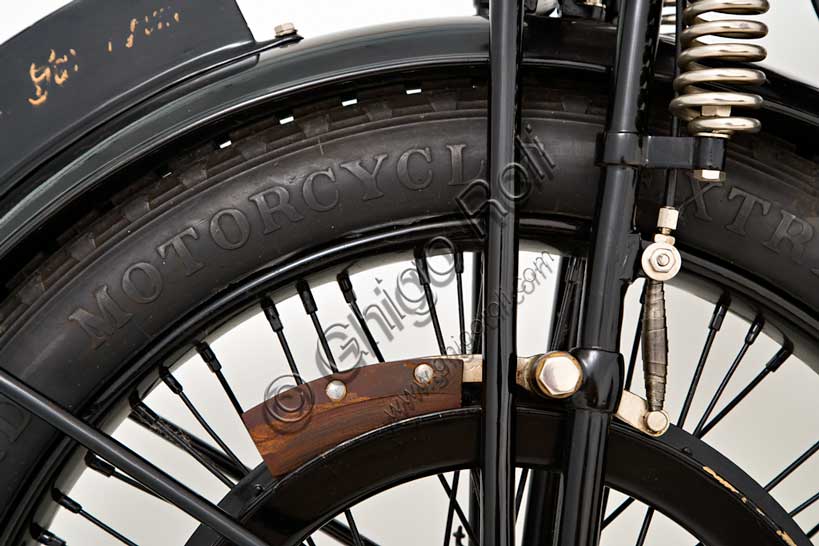 Vintage motorcycle “Garanzini 350 HP 3”Brand: Oreste Garanzinimodel: HP 3 - 350country: Italy - Milanyear: 1925condition: restoreddisplacement: 346 cc (bore and stroke 70 x 90)engine: single-cylinder Japgearbox: Sturmey and Archer three-speedOreste Garanzini, from Milan, was a talented rider as well as a skilled technician. In 1921 he won the Italian Championship in the 350 class riding the English Verus. In 1922 he founded his own company: Jap - Garanzini, which later became just Oreste Garanzini.He produced very refined motorcycles until 1931, when he ceased his activity to dedicate himself to the car trade.This beautiful example reveals the attention to detail in its construction: petrol and oil tanks in cast aluminium, rim brakes on both wheels, oil pump with visible dispenser, patented parallelogram fork with double compression spring and double extension spring.