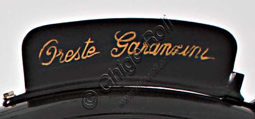 Moto d'epoca “Garanzini 350 HP 3”Marca: Oreste Garanzinimodello: HP 3 - 350nazione: Italia - Milanoanno: 1925condizioni: restauratacilindrata: 346 cc (alesaggio e corsa 70 x 90)motore: monocilindrico Japcambio: Sturmey e Archer  a tre rapportiOreste Garanzini, milanese, fu pilota di valore oltre che tecnico valente. Nel 1921 vinse il Campionato Italiano classe 350 in sella all'inglese Verus. Nel 1922 diede vita alla sua casa: la Jap - Garanzini, che poi diverrà solo Oreste Garanzini.Produsse motociclette raffinatissime fino al 1931, quando cessò l'attività per dedicarsi al commercio di autovetture.Questo bellissimo esemplare rivela nei dettagli la cura costruttiva: serbatoi della benzina e dell'olio in fusione di alluminio, freni a cerchietto su entrambe le ruote, pompa dell'olio con dosatore a vista, forcella brevettata a parallelogramma con doppia molla in compressione e doppia molla in estensione.