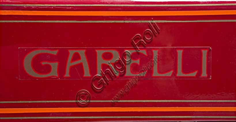 Moto d'epoca Garelli Cremona Corsa. Marca: Garellimodello: Cremona (Corsa)nazione: Italia - Sesto San Giovannianno: 1924condizioni: restauratacilindrata: 350 (alesaggio e corsa 52 x 82 x 2)motore: due tempi a cilindro sdoppiato in unico bloccocambio: a due velocità con selettore sul serbatoioLa Garelli esce nel '24 con questa moto di serie, praticamente identica al modello che nei due anni precedenti era stata tra le moto più vittoriose di sempre, polverizzando ben 76 record del mondo in un'unica stagione; molti di questi record, tra l'altro, validi anche per la classe 500.  