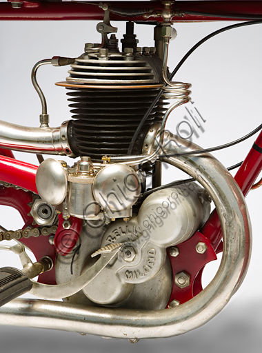 Moto d'epoca Garelli Cremona Corsa. Marca: Garellimodello: Cremona (Corsa)nazione: Italia - Sesto San Giovannianno: 1924condizioni: restauratacilindrata: 350 (alesaggio e corsa 52 x 82 x 2)motore: due tempi a cilindro sdoppiato in unico bloccocambio: a due velocità con selettore sul serbatoioLa Garelli esce nel '24 con questa moto di serie, praticamente identica al modello che nei due anni precedenti era stata tra le moto più vittoriose di sempre, polverizzando ben 76 record del mondo in un'unica stagione; molti di questi record, tra l'altro, validi anche per la classe 500.  