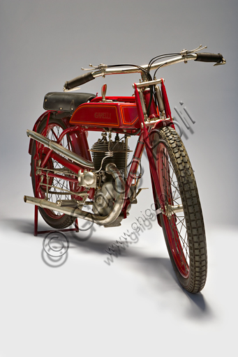 Moto d'epoca Garelli Cremona Corsa. Marca: Garellimodello: Cremona (Corsa)nazione: Italia - Sesto San Giovannianno: 1924condizioni: restauratacilindrata: 350 (alesaggio e corsa 52 x 82 x 2)motore: due tempi a cilindro sdoppiato in unico bloccocambio: a due velocità con selettore sul serbatoioLa Garelli esce nel '24 con questa moto di serie, praticamente identica al modello che nei due anni precedenti era stata tra le moto più vittoriose di sempre, polverizzando ben 76 record del mondo in un'unica stagione; molti di questi record, tra l'altro, validi anche per la classe 500.  