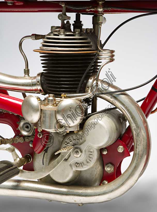 Moto d'epoca Garelli Cremona Corsa. Marca: Garellimodello: Cremona (Corsa)nazione: Italia - Sesto San Giovannianno: 1924condizioni: restauratacilindrata: 350 (alesaggio e corsa 52 x 82 x 2)motore: due tempi a cilindro sdoppiato in unico bloccocambio: a due velocità con selettore sul serbatoioLa Garelli esce nel '24 con questa moto di serie, praticamente identica al modello che nei due anni precedenti era stata tra le moto più vittoriose di sempre, polverizzando ben 76 record del mondo in un'unica stagione; molti di questi record, tra l'altro, validi anche per la classe 500.  