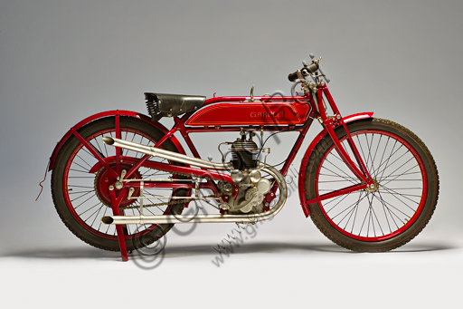 Moto d'epoca Garelli Cremona Corsa. Marca: Garellimodello: Cremona (Corsa)nazione: Italia - Sesto San Giovannianno: 1924condizioni: restauratacilindrata: 350 (alesaggio e corsa 52 x 82 x 2)motore: due tempi a cilindro sdoppiato in unico bloccocambio: a due velocità con selettore sul serbatoioLa Garelli esce nel '24 con questa moto di serie, praticamente identica al modello che nei due anni precedenti era stata tra le moto più vittoriose di sempre, polverizzando ben 76 record del mondo in un'unica stagione; molti di questi record, tra l'altro, validi anche per la classe 500.  