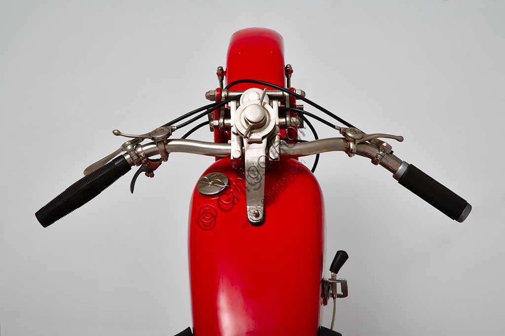 Moto d'epoca G.D. CM Turismo 175Marca: G.D. - Fabbrica Italiana Motocicli Ghirardi & Dall'Oliomodello: CM Turismo 175nazione: Italia - Bolognaanno: 1928condizioni: restauratacilindrata: 175motore: due tempi, monocilindrico, doppio tubo di scarico cambio: in semiblocco a tre marceLa G.D. fu fondata a Bologna nel 1923 e, fin dalla nascita, fu molto attenta alla attività agonistica. Già il suo primo modello, una bici a motore di 123 cc, nel primo anno di vita vinse 18 gare sulle 22 alle quali partecipò. Nel 1924 Ildebrando Cavedagni, realizzatore del telaio, batté il record del chilometro lanciato. Anche negli anni successivi molte delle numerose vittorie furono firmate da meccanici e progettisti dipendenti dell'azienda (Sceti e Drusiani, oltre a Cavedagni) che si trasformavano all'occorrenza in piloti, testimoniando sia la grande passione personale, che lo spirito pionieristico del motociclismo in quell'epoca.  Questo rarissimo esemplare presenta: doppie luci di ammissione con condotto di aspirazione sdoppiato, doppie luci di scarico con due tubi. Forcella elastica speciale con ammortizzatori a glicerina.