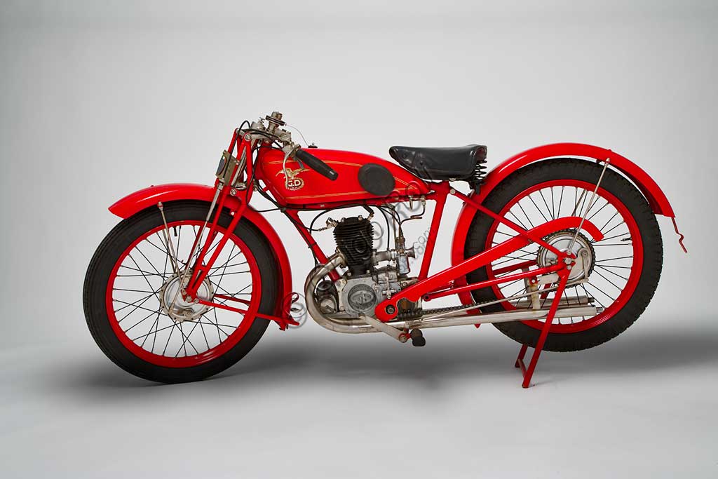 Moto d'epoca G.D. CM Turismo 175Marca: G.D. - Fabbrica Italiana Motocicli Ghirardi & Dall'Oliomodello: CM Turismo 175nazione: Italia - Bolognaanno: 1928condizioni: restauratacilindrata: 175motore: due tempi, monocilindrico, doppio tubo di scarico cambio: in semiblocco a tre marceLa G.D. fu fondata a Bologna nel 1923 e, fin dalla nascita, fu molto attenta alla attività agonistica. Già il suo primo modello, una bici a motore di 123 cc, nel primo anno di vita vinse 18 gare sulle 22 alle quali partecipò. Nel 1924 Ildebrando Cavedagni, realizzatore del telaio, batté il record del chilometro lanciato. Anche negli anni successivi molte delle numerose vittorie furono firmate da meccanici e progettisti dipendenti dell'azienda (Sceti e Drusiani, oltre a Cavedagni) che si trasformavano all'occorrenza in piloti, testimoniando sia la grande passione personale, che lo spirito pionieristico del motociclismo in quell'epoca.  Questo rarissimo esemplare presenta: doppie luci di ammissione con condotto di aspirazione sdoppiato, doppie luci di scarico con due tubi. Forcella elastica speciale con ammortizzatori a glicerina.