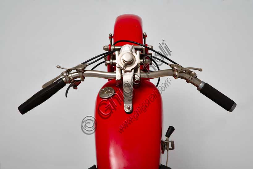 Moto d'epoca “G.D. CM Turismo 175”Marca: G.D. - Fabbrica Italiana Motocicli Ghirardi & Dall'Oliomodello: CM Turismo 175nazione: Italia - Bolognaanno: 1928condizioni: restauratacilindrata: 175motore: due tempi, monocilindrico, a doppio tubo di scarico cambio: in semiblocco a tre marceLa G.D. fu fondata a Bologna nel 1923 e, fin dalla nascita, fu molto attenta alla attività agonistica. Già il suo primo modello, una bici a motore di 123 cc, nel primo anno di vita vinse 18 gare sulle 22 alle quali partecipò. Nel 1924 Ildebrando Cavedagni, realizzatore del telaio, batté il record del chilometro lanciato. Anche negli anni successivi molte delle numerose vittorie furono firmate da meccanici e progettisti dipendenti dell'azienda (Sceti e Drusiani, oltre a Cavedagni) che si trasformavano all'occorrenza in piloti, testimoniando sia la grande passione personale, che lo spirito pionieristico del motociclismo in quell'epoca.  Questo rarissimo esemplare presenta: doppie luci di ammissione con condotto di aspirazione sdoppiato, doppie luci di scarico con due tubi. Forcella elastica speciale con ammortizzatori a glicerina.