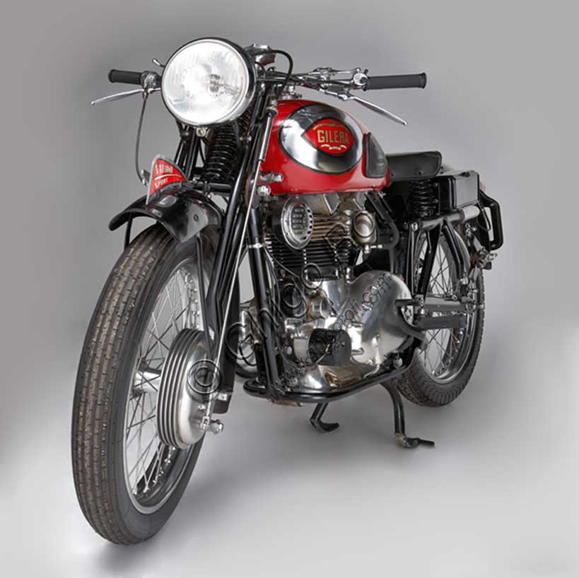 Moto d’epoca “Gilera Saturno Sport”Marca: Gileramodello: Saturno Sport nazione: Italia - Arcore (Milano)anno: 1947condizioni: restauratacilindrata: 498,8 cc (Alesaggio e corsa 84 x 90)motore: quattro tempi monocilindrico ad aste e bilanciericambio: sequenziale a quattro marceFondata da Giuseppe Gellera nel 1909 la Gilera aprì prima una piccola officina in Corso XXII Marzo a Milano e successivamente nella cittadina di Arcore. Nel 1918, dopo la prima guerra mondiale, Gilera iniziò a produrre moto da 500 cm³ di cilindrata e con queste partecipò e vinse nelle più prestigiose competizioni internazionali del tempo. Progettata da Luigi Salmaggi sul finire degli anni trenta e presentata al Salone di Milano del 1940 come erede della Otto Bulloni, la Saturno è una monocilindrica quattro tempi di 500 cm³. A causa della seconda guerra mondiale l'inizio della produzione in grande serie fu però rinviato al 1946 (6 esemplari "Tipo Competizione" verranno costruiti prima dello scoppio della guerra). 