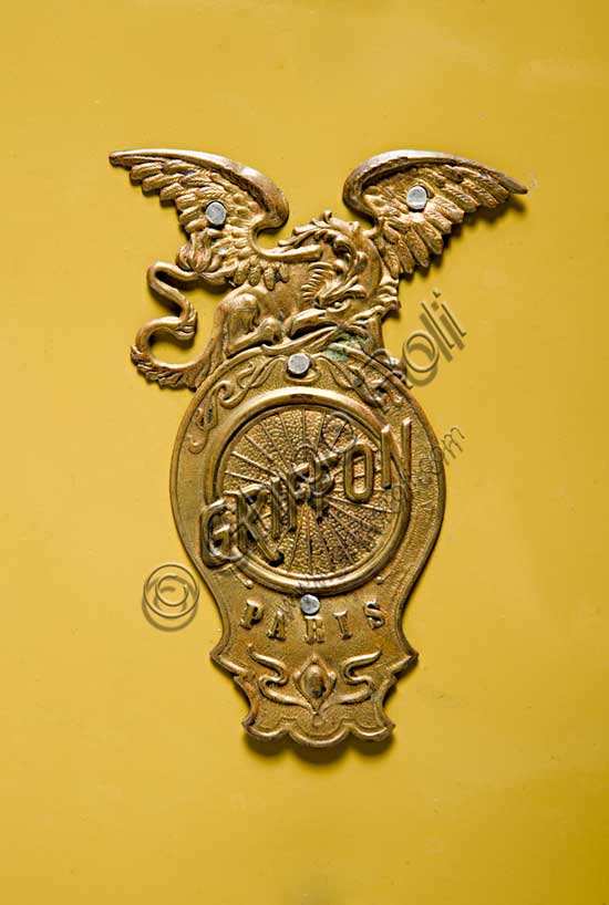 Vintage motorcycle “Griffon Tipo Corsa”Brand: Griffon - Zedelmodel: Tipo Corsacountry: Franceyear: 1904condition: restoreddisplacement: 500 ccengine: single-cylinder with side valvesFounded in 1902, Griffon immediately began producing racing motorcycles to sell to private individuals. From the very first year, it began to reap the successes that made it famous throughout Europe. Already in 1904, it exported its motorcycles to Australia, America and South Africa. This model, which took part in the Paris - Bordeaux - Paris, is completely similar to the Griffons that won the races of Deauville, Dourdan, Chateau-Thierry and Gaillon.It mounts the circuit breaker group in a niche in the tank to protect the contacts from water and dust.The Griffon brand was absorbed by Peugeot in 1927 and continued production until 1955.