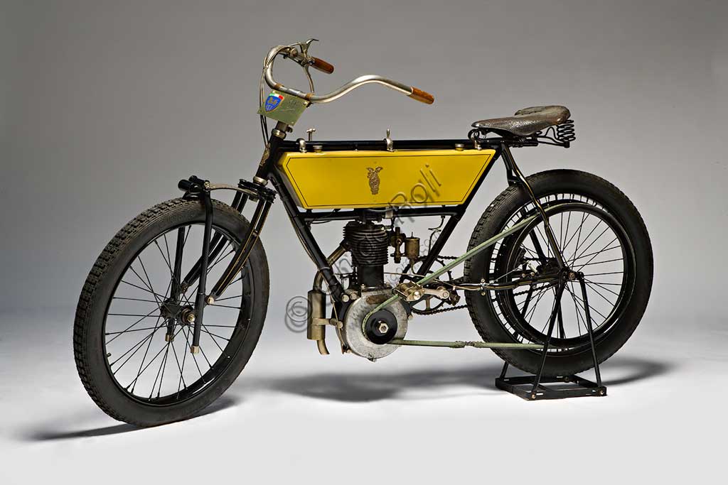 Moto d'epoca Griffon tipo Corsa.Marca: Griffon - Zedelmodello: Tipo Corsanazione: Franciaanno: 1904condizioni: restauratacilindrata: 500 cc.motore: monocilindrico a valvole laterali Nata nel 1902 la Griffon inizia subito a produrre moto da corsa da vendere ai privati. Fin dal primo anno inizia a mietere quei successi che la resero famosa in tutta Europa. Già nel 1904 esporta le proprie motociclette in Australia, America e Sud Africa. Questo esemplare, che partecipò alla Paris - Bordeaux - Paris,  è del tutto simile alle Griffon che vinsero le gare di Deauville, Dourdan, Chateau-Thierry e Gaillon. Monta il gruppo ruttore in una nicchia ricavata nel serbatoio per proteggere i contatti dall'acqua e dalla polvere.La marca Griffon venne assorbita dalla Peugeot nel '27 e continuò a produrre fino al '55.