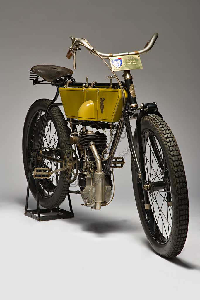 Moto d'epoca Griffon tipo Corsa.Marca: Griffon - Zedelmodello: Tipo Corsanazione: Franciaanno: 1904condizioni: restauratacilindrata: 500 cc.motore: monocilindrico a valvole laterali Nata nel 1902 la Griffon inizia subito a produrre moto da corsa da vendere ai privati. Fin dal primo anno inizia a mietere quei successi che la resero famosa in tutta Europa. Già nel 1904 esporta le proprie motociclette in Australia, America e Sud Africa. Questo esemplare, che partecipò alla Paris - Bordeaux - Paris,  è del tutto simile alle Griffon che vinsero le gare di Deauville, Dourdan, Chateau-Thierry e Gaillon. Monta il gruppo ruttore in una nicchia ricavata nel serbatoio per proteggere i contatti dall'acqua e dalla polvere.La marca Griffon venne assorbita dalla Peugeot nel '27 e continuò a produrre fino al '55.